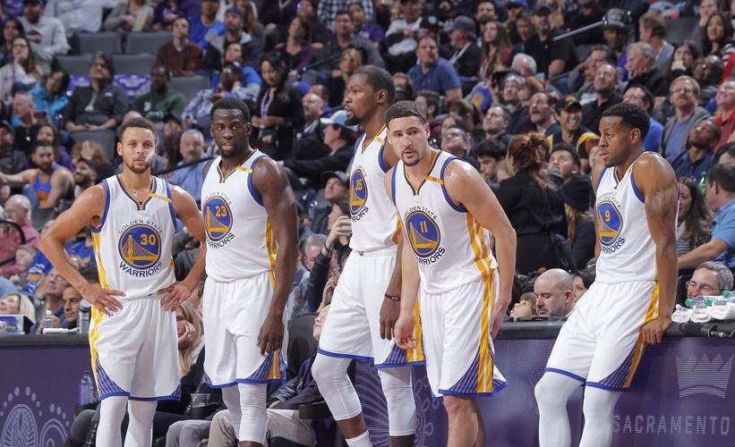 前锋远射破门，全场欢呼（前锋远射得手，现场沸腾）