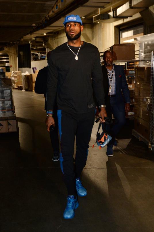 队友送大礼！QPR绝杀功臣疯狂庆祝，下一秒只剩底裤苦笑（队友大赠送！QPR绝杀英雄狂喜庆祝，转眼只剩内裤无奈苦笑）