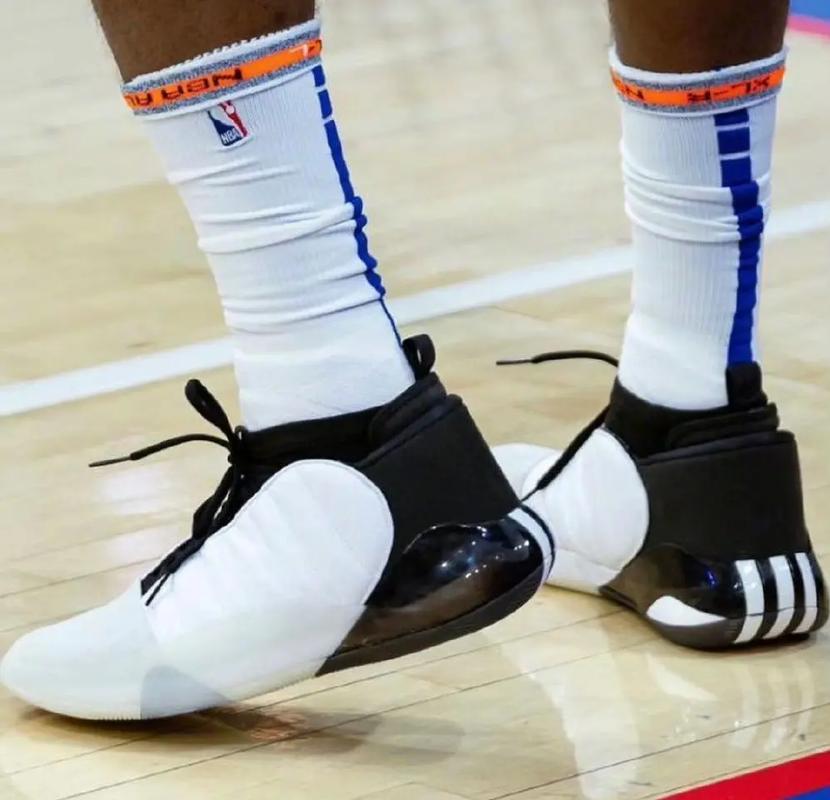 总价超百万!国羽世界冠军夫妇一周连办三场婚礼,将合体登跨年晚会（一周三场婚礼耗资逾百万元，国羽世界冠军伉俪将携手亮相跨年晚会）