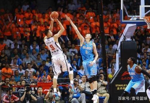 女子篮球联盟赛季焦点球员表现（女篮联盟本赛季核心球员表现盘点）